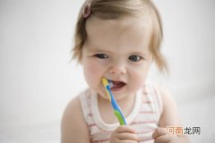 3岁门牙蛀了个洞怎么办 宝宝的健康离不开一口好牙