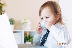 如何训练宝宝用杯子喝水 这5个方法让宝宝轻松用水杯