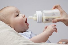宝宝喝奶后侧睡能降低窒息风险
