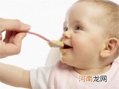 如何喂养宝宝：宝宝喂养三月吃咸四月吃硬