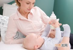 宝宝喂养：如何正确使用奶瓶喂养