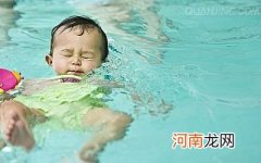 殊不知宝宝游泳好处多多