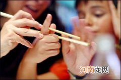 小孩早用筷子有利健脑益智