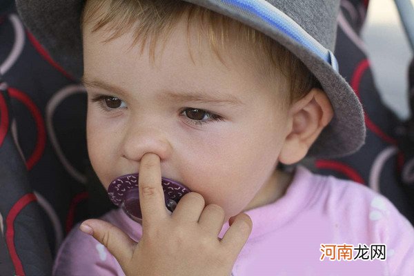 孩子鼻子抠出的鼻屎有血丝 抠鼻子太不文明了得制止