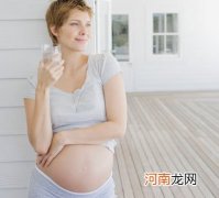孕妇喝3升水尿血 喝水应根据个人情况来定