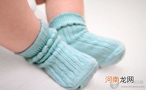 秋天到天气凉 宝宝是否需要穿袜子