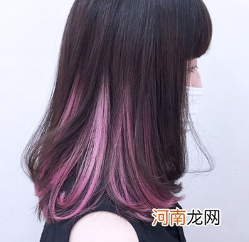 漂染一绺粉色头发造型 黑色挑染一缕粉色发型