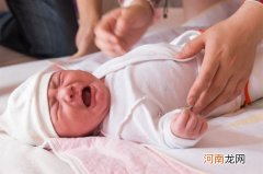 宝宝吐奶加腹泻怎么办 要根据孩子情况采取措施