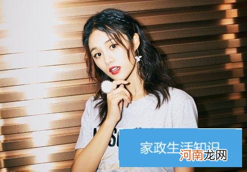 慵懒风卷发美少女就是你的设计风格吗？ 95后女生烫头发一定要有凌乱