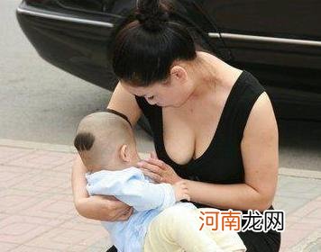 新生儿出生后多久开始喂奶 尽早哺乳可以促进母乳分泌