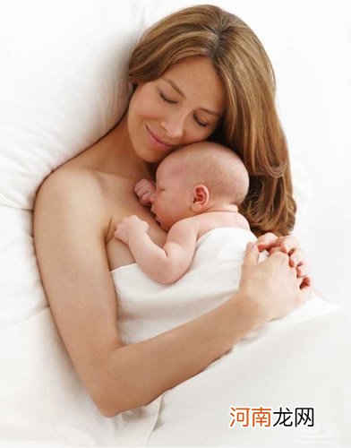 妈妈哺乳时 别忘了与宝宝进行情感的交流