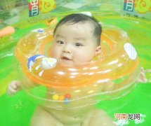 新生儿游泳好处多 有利于宝宝的体格发育