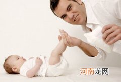 换尿布的技巧男宝宝和女宝宝是不一样的