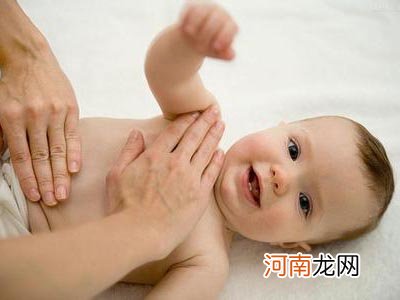 对宝宝进行抚触按摩 是简便易行的健身法