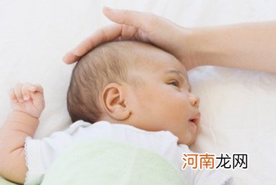 新生儿囟门的护理 应经常清洗避免感染