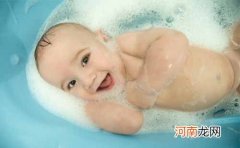 宝宝不爱洗澡 可以在澡盆里放上一些玩具