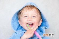 在2～3岁的宝宝 应逐步培养他刷牙的兴趣