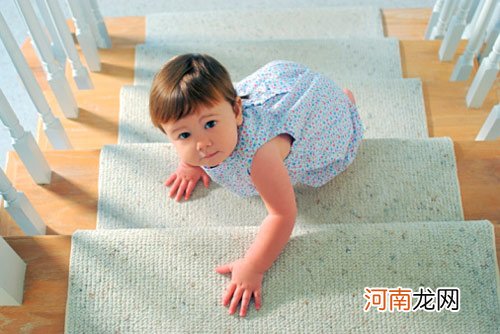 带1-2岁宝宝爬楼梯锻炼腿部力量和协调性
