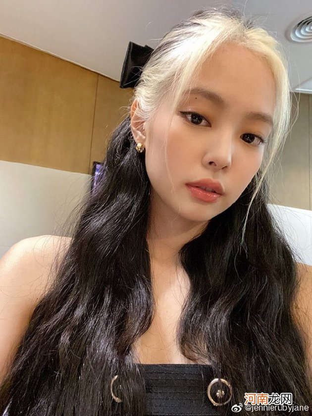 Jennie的发型与乐队成员形成鲜明对比