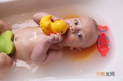 宝宝高烧能不能洗澡 宝宝洗澡可不是乱洗的