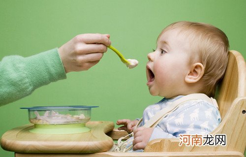 让宝宝爱上吃饭的技巧 鼓励宝宝自己吃饭