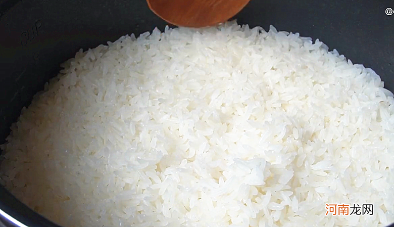 电饭锅蒸米饭,多加2步,出锅粒粒分明 米饭怎么煮才能松散不粘又好吃