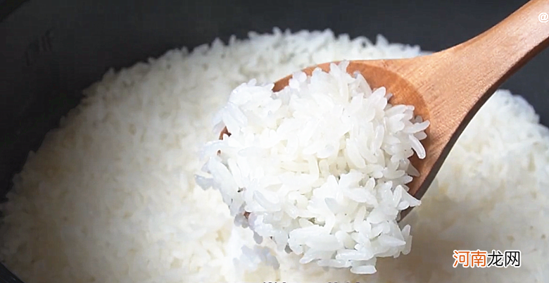 电饭锅蒸米饭,多加2步,出锅粒粒分明 米饭怎么煮才能松散不粘又好吃