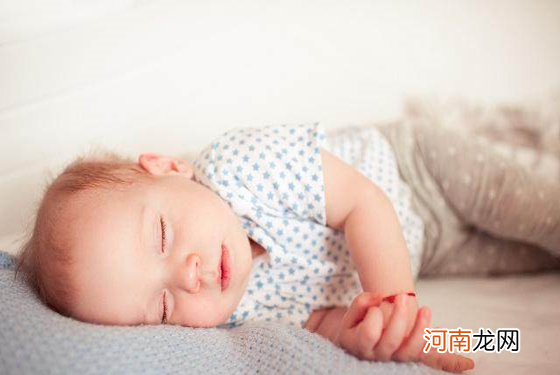 婴儿晚上睡觉总是翻身 怎样让婴儿睡觉不翻身