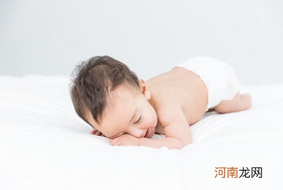 婴儿晚上睡觉总是翻身 怎样让婴儿睡觉不翻身