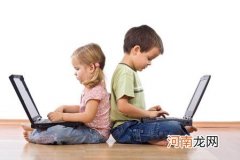 孩子玩电脑鼓励其多看电子书