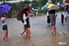 出行遭暴雨袭击 该如何保护孩子