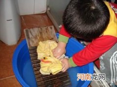 让孩子自己洗衣服 增强孩子生活自理能力