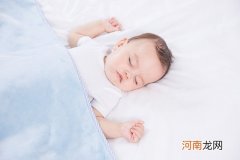 宝宝睡觉特别容易惊醒 最好从5个方面找原因