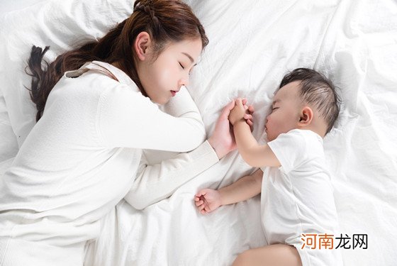 婴儿睡觉惊吓双手举起 真的是宝宝被吓到了吗