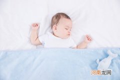 婴儿睡觉惊吓双手举起 真的是宝宝被吓到了吗