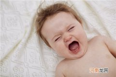 宝宝睡觉隔一会哭一下 宝宝睡得好好的突然哭怎么回事
