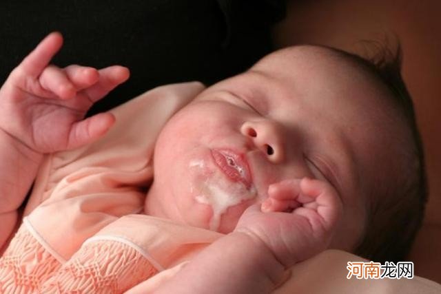 如何区分积食呕吐和受凉呕吐 六个月宝宝吐奶瓣怎么回事
