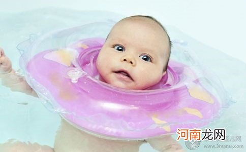 婴儿游泳好处多 夏季宝宝游泳注意事项