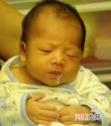 新生儿吐奶的原因与解决方式 新生儿吐奶怎么办