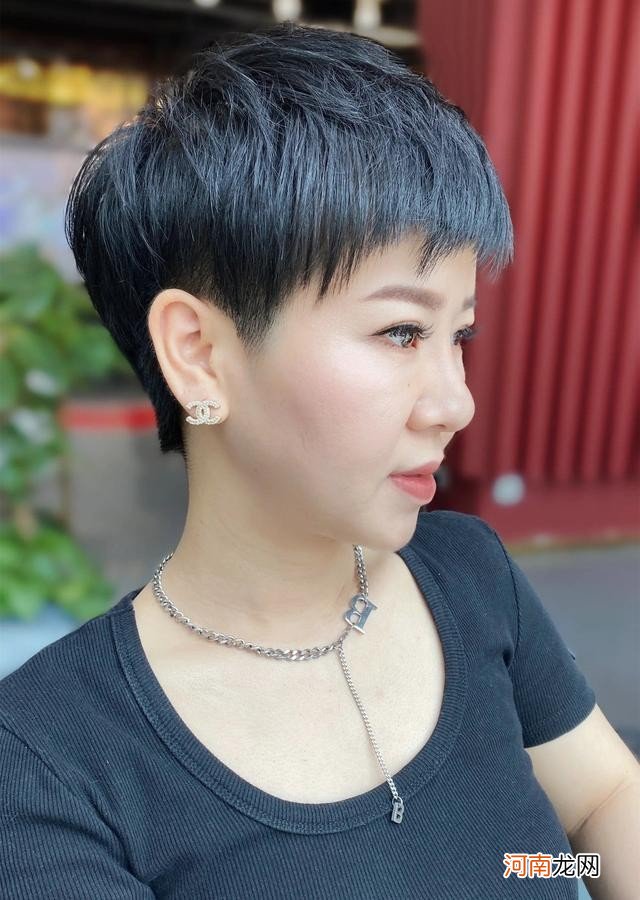 女人夏天留什么短发好看 有女人味的短发发型