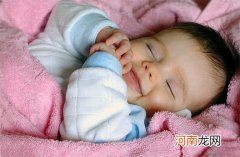 怎样预防与矫正宝宝睡偏头