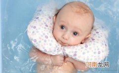 婴儿游泳戴脖圈 专家认为不妥