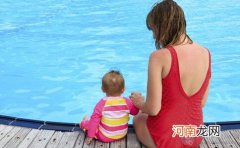 婴儿游泳哭闹 可能是缺乏安全感