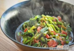 儿童菜谱蔬菜类：青椒西红柿炒萝卜缨