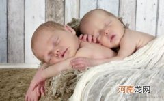 双胞胎如何同时母乳喂养