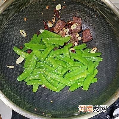 大厨教你荷兰豆炒腊肉营养又好吃 荷兰豆炒腊肉窍门