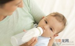 用奶瓶喂奶 如何让宝宝少吃空气多吃奶