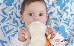妈咪必知 宝宝多大能自己拿着奶瓶喝奶