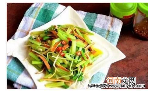 月子食谱大全：豆干黑豆芽炒芹菜