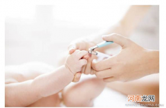如何给婴儿剪指甲？宝宝留长指甲的危害